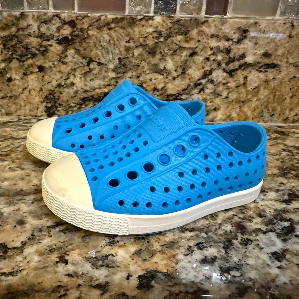 Unisex Toddler Boy or Girl Blue Native Shoes Size 5C.